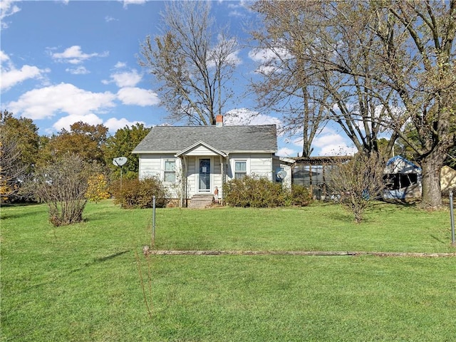 view of front of home featuring a front yard