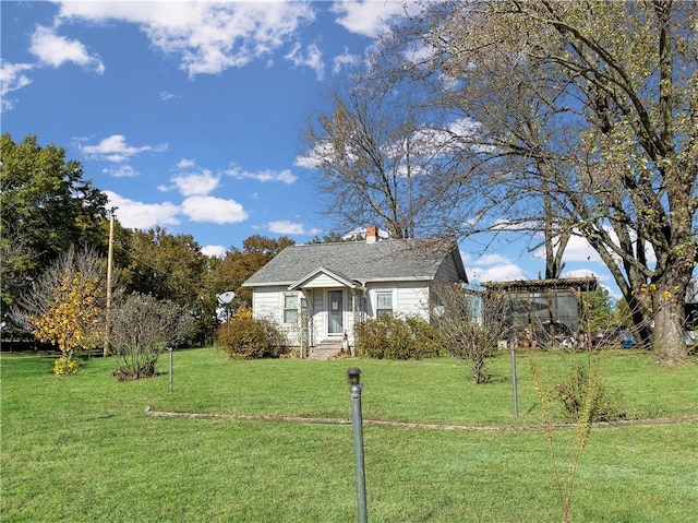 bungalow featuring a front yard