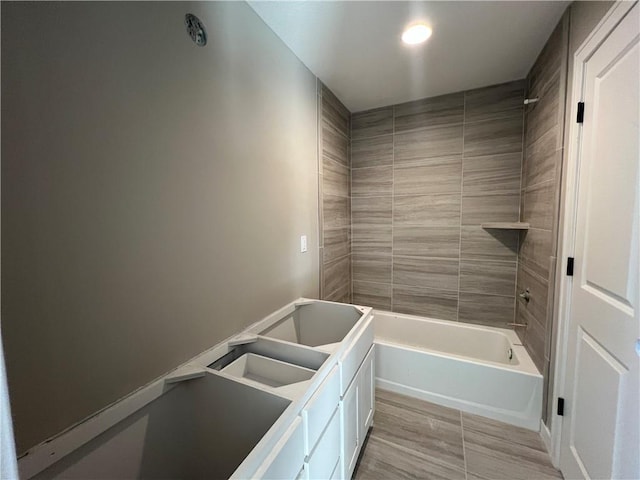 bathroom with tiled shower / bath