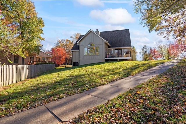 view of front facade with a front yard