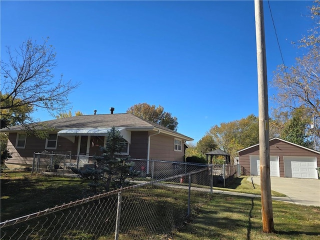 view of front of property featuring an outbuilding, a garage, and a front yard