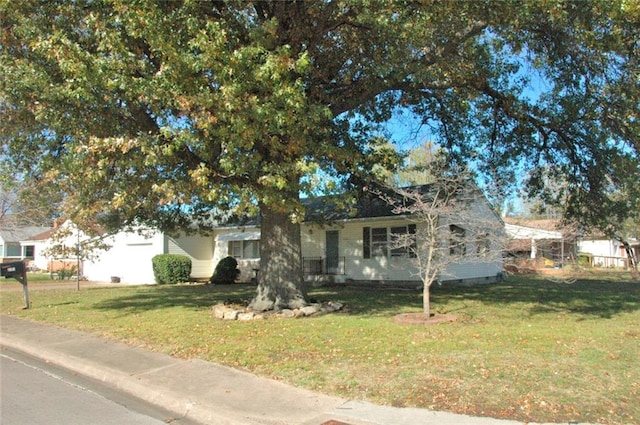 view of front facade featuring a front lawn