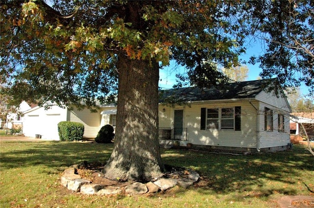 view of front facade with a front lawn