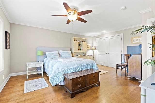 bedroom featuring light hardwood / wood-style flooring, ornamental molding, a closet, and ceiling fan