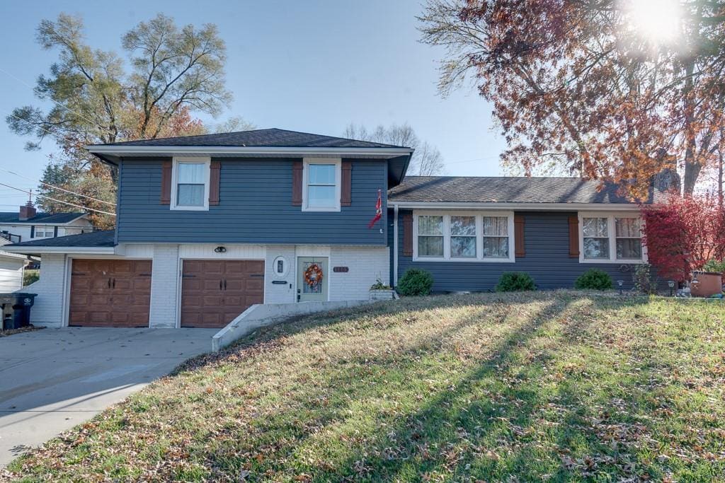 tri-level home featuring a front lawn