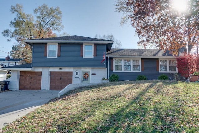 tri-level home featuring a front lawn