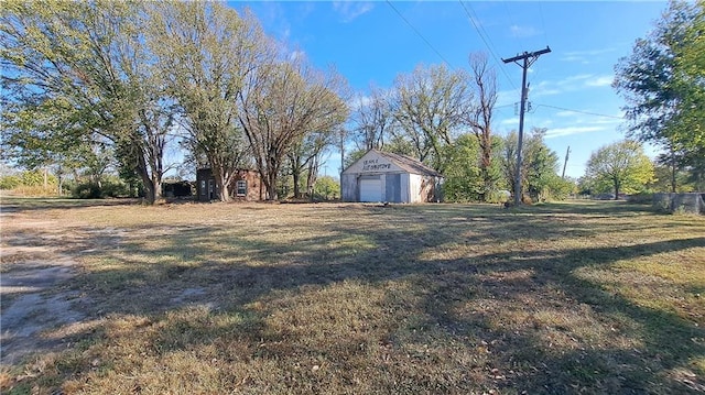 view of yard with an outbuilding and a garage