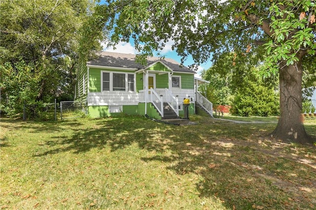 view of front of property featuring a front yard