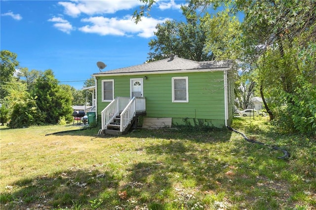 bungalow featuring a front lawn