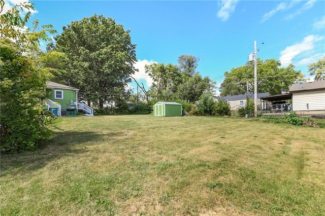 view of yard with a shed