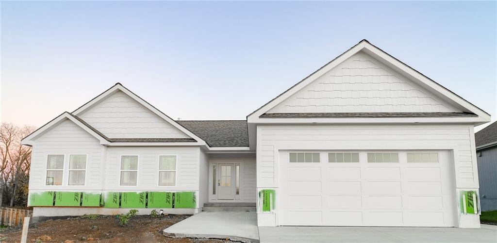 view of front facade with a garage