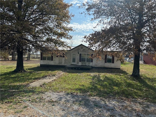 view of front of home featuring a front lawn