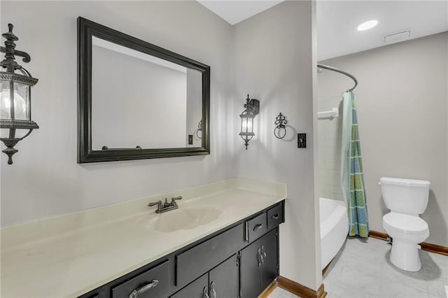 full bathroom with shower / tub combo with curtain, visible vents, toilet, vanity, and baseboards