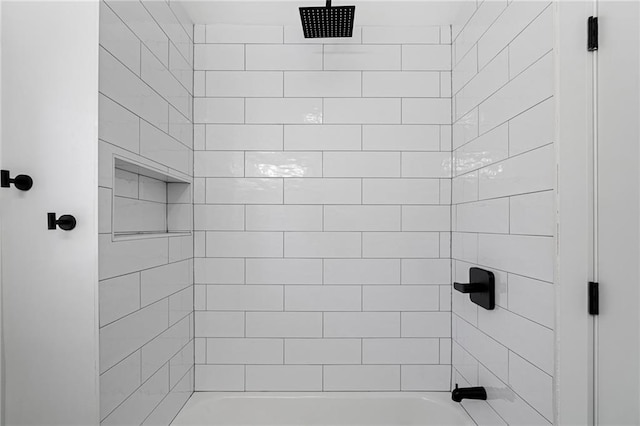 bathroom featuring tiled shower / bath combo