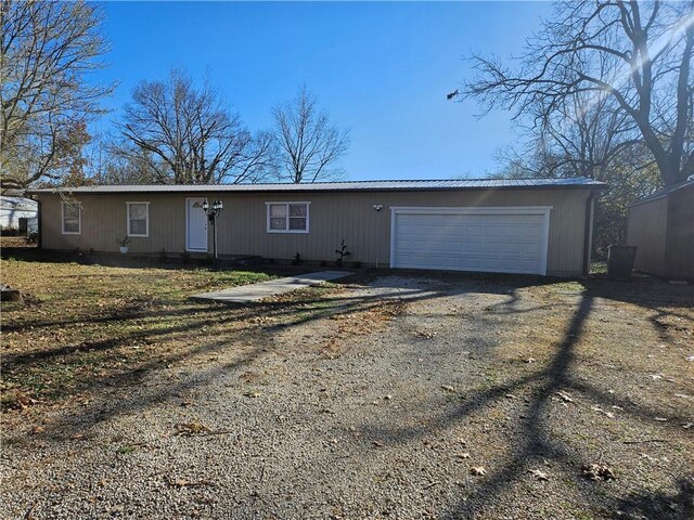624 E 10th St, Fort Scott, KS 66701 - single story home featuring dirt driveway, a garage, and metal roof