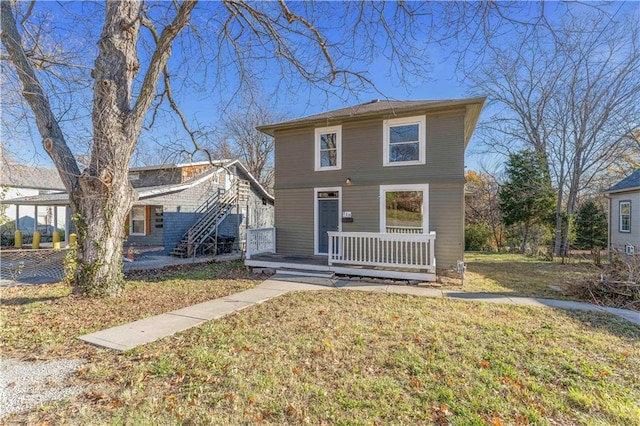 view of front of property featuring a front lawn