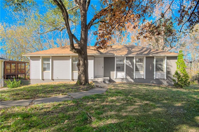 view of front of house featuring a front yard