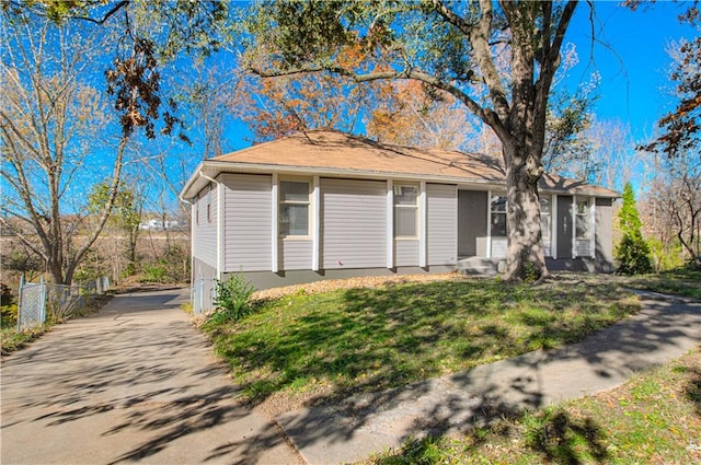 view of front of house featuring a front yard