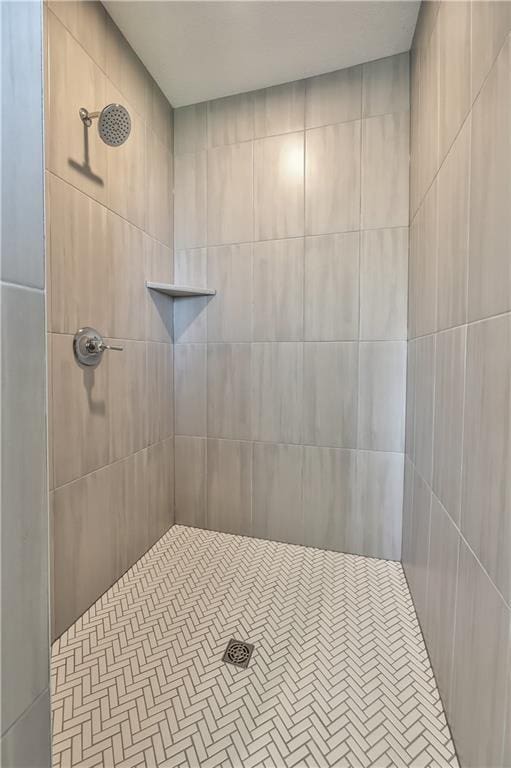 bathroom featuring a tile shower