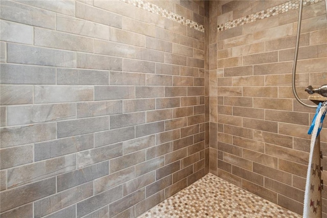 bathroom featuring a tile shower