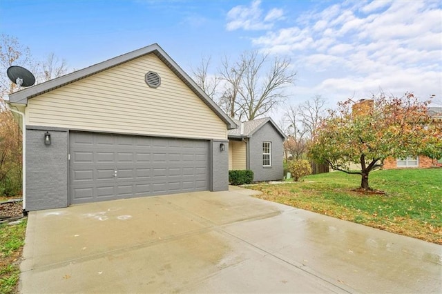 view of front of house featuring a front lawn and a garage