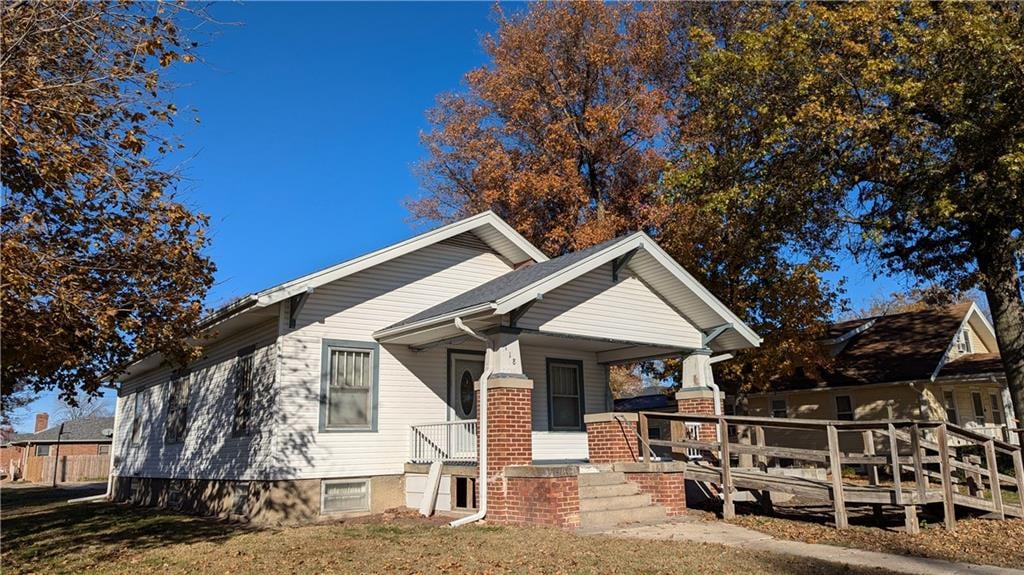 view of front facade featuring covered porch and a front yard