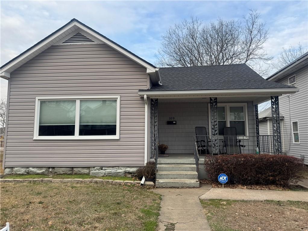 view of front facade featuring a porch and a front yard