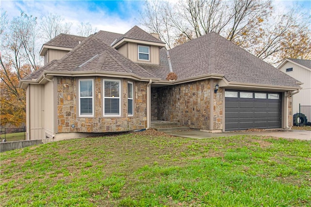 view of front facade featuring a garage and a front lawn