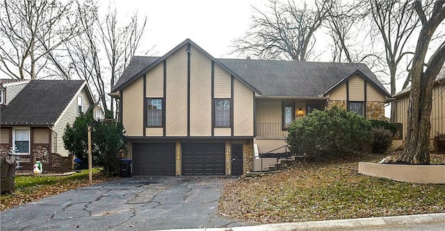 view of front facade featuring a garage