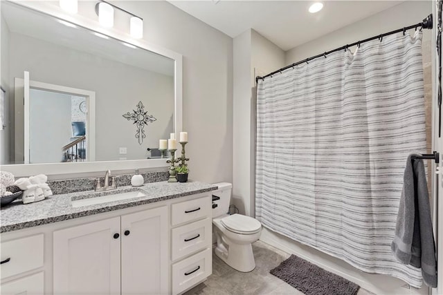 bathroom featuring a shower with shower curtain, vanity, and toilet