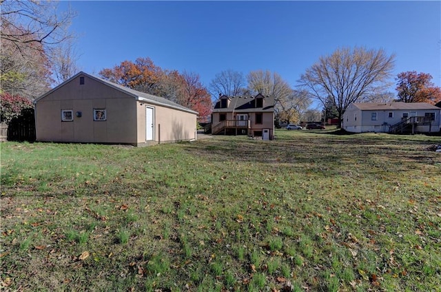 view of yard featuring an outdoor structure