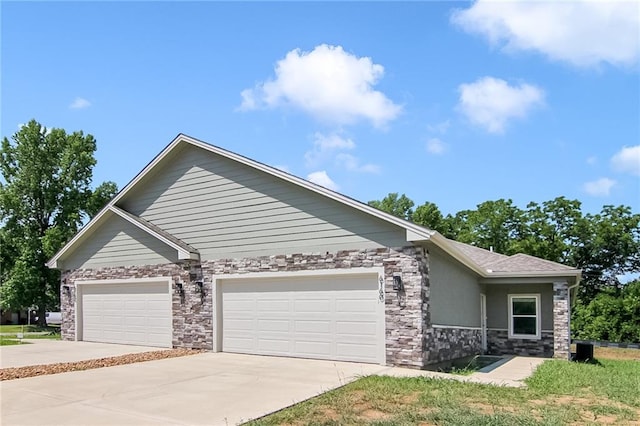 view of front facade featuring a garage