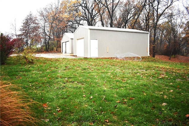 view of yard featuring a garage and an outdoor structure