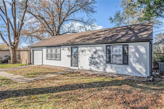 view of front of property featuring a front lawn