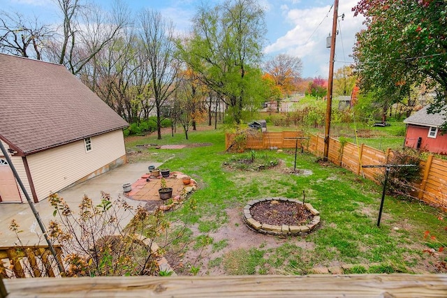 view of yard featuring a fire pit