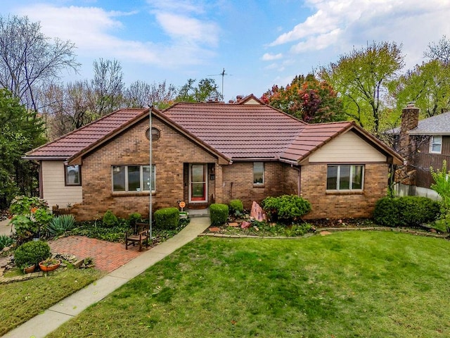 view of front of property featuring a front lawn