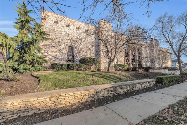 view of front facade featuring a front yard