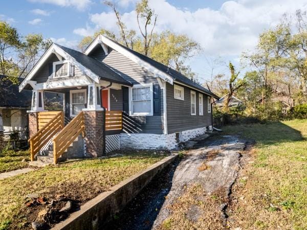 bungalow-style house with a front yard