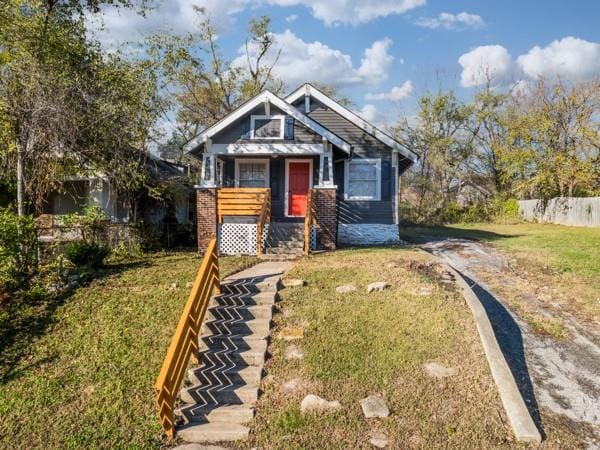 view of front of home with a front lawn