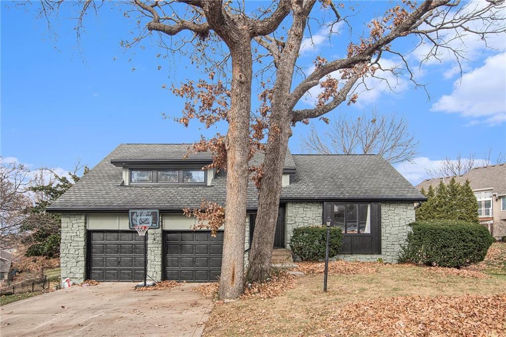 view of front of property featuring a garage