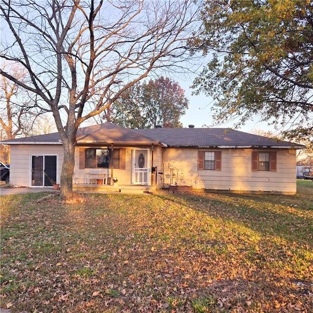 view of front of house with a front lawn