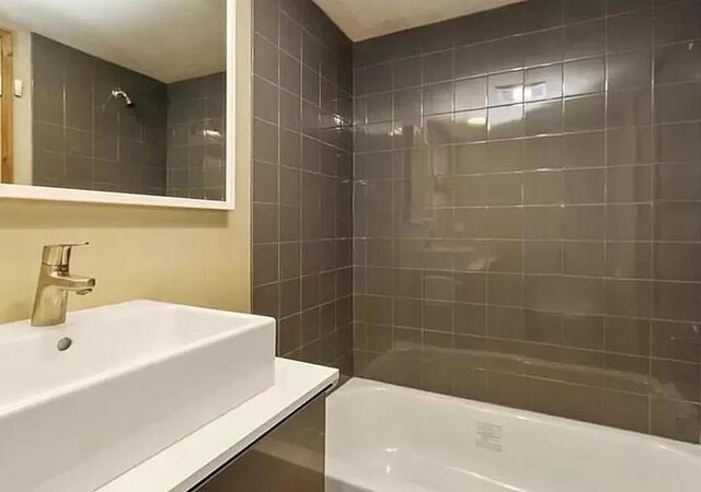 bathroom featuring sink and tiled shower / bath