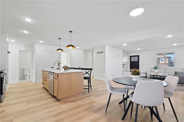 dining area with light wood finished floors, visible vents, recessed lighting, and baseboards