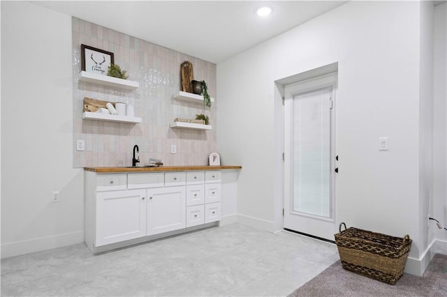 bar featuring recessed lighting, backsplash, and baseboards