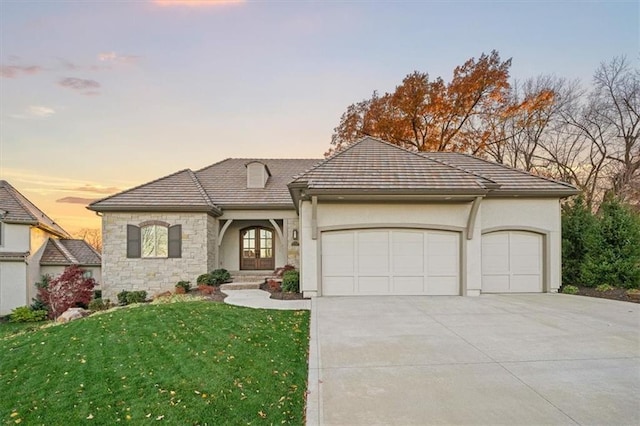 view of front facade featuring a garage and a lawn