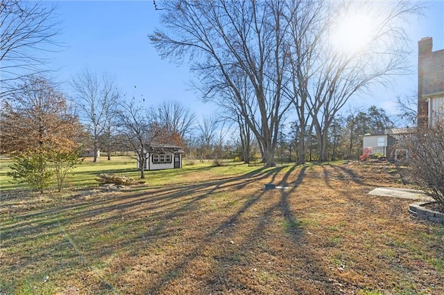 view of yard with an outdoor structure