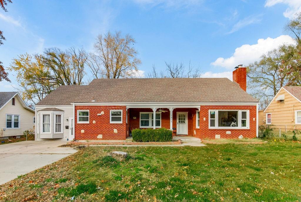 view of front of property featuring a front yard