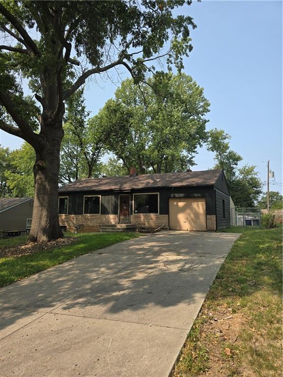 view of front of property featuring a front yard and a garage