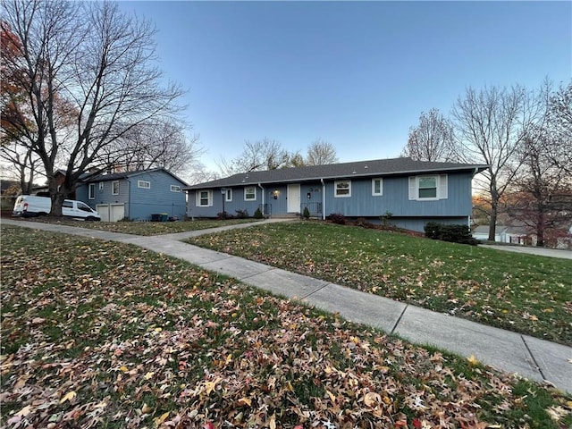 single story home with a front lawn