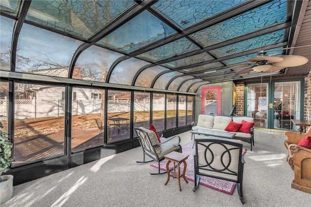 sunroom with ceiling fan